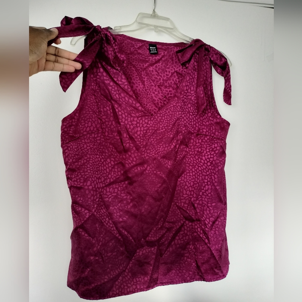 Sleeveless top with shoulder ties